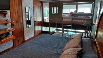 4 habitaciones, acceso a internet y ropa de cama