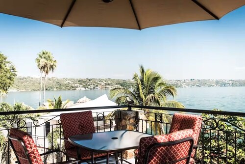 Private European Chalet - Pool - Lake - Volcanoes View - 15 People