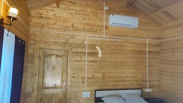 Deluxe Cottage, Hill View | Desk, laptop workspace