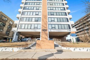 Exterior - Urban Oasis in the Heart of Oak Park (Oak Park)