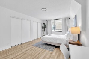 2 habitaciones, escritorio y tabla de planchar con plancha 