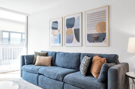 Smart TV. Urban Oasis in the Heart of Oak Park