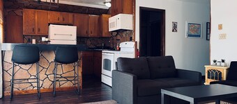 Woodland Retreat: Sunrise Balcony & Private Entry free parking centrally located