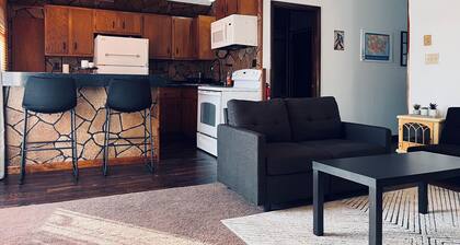 Woodland Retreat: Sunrise Balcony & Private Entry free parking centrally located