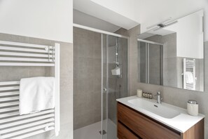 Shower, hair dryer, bidet, towels - Heart in Home - One Bedroom Apartment, Sleeps 2 (Monopoli)