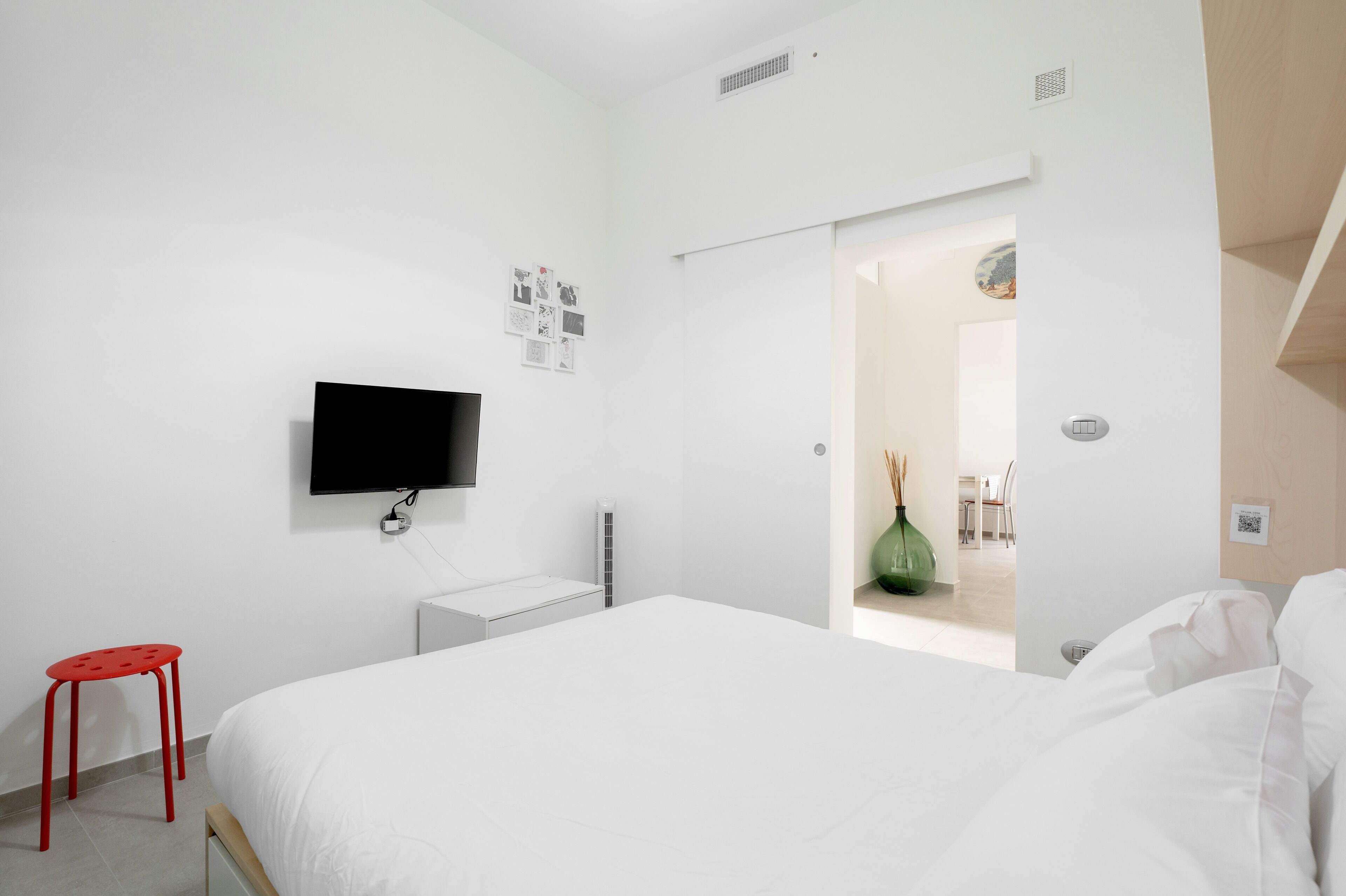 Free WiFi, bed sheets