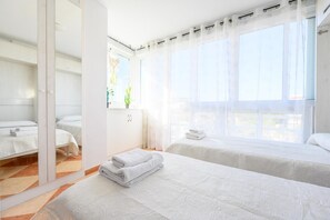 2 habitaciones, tabla de planchar con plancha, wifi y ropa de cama 