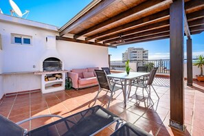 Outdoor dining - Fantastic Duplex Penthouse with Sea Views, Wi-Fi, and Air Conditioning (Benalmádena)