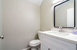 Hiustenkuivaaja, pyyhkeet, saippua, vessapaperi