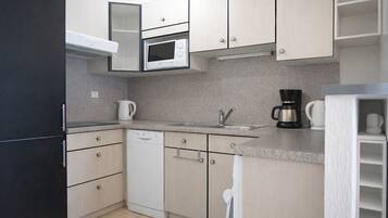 KĂŒhlschrank, Mikrowelle, Wasserkocher mit Kaffee-/Teezubehör