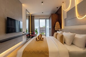 Suite, 1 King Bed, Kitchen | In-room safe, desk, laptop workspace, blackout drapes
