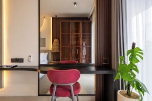 Suite, 1 cama King size, cocina | Caja de seguridad en la habitación y escritorio 