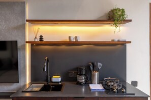 Suite Deluxe, cocina, vista a la alberca | Cocina privada | Frigobar, parrilla de estufa, cafetera y tetera y tetera eléctrica 