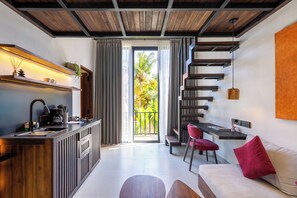 ห้องดีลักซ์สวีท, ห้องครัว, วิวสระว่ายน้ำ | ตู้นิรภัยในห้องพัก, โต๊ะทำงาน, พื้นที่ทำงานแบบใช้แล็ปท็อป, ผ้าม่านกันแสง