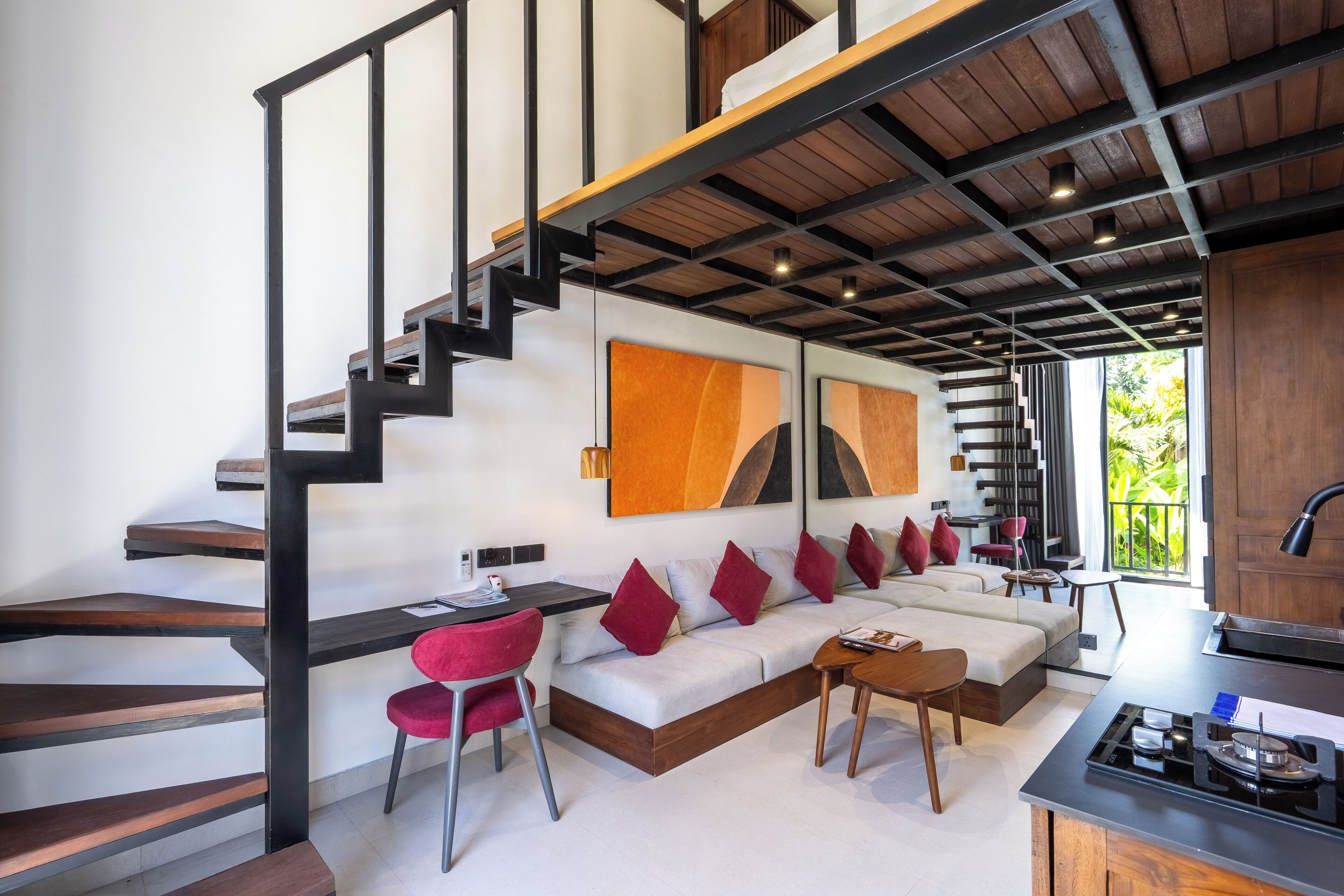 Deluxe Suite, Kitchen, Pool View | Living room