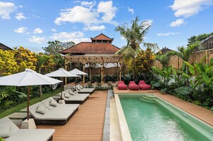 Outdoor pool, pool umbrellas, sun loungers
