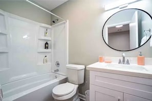 Secadora de cabello, toallas, jabón, papel de baño 
