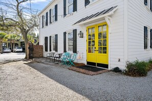 Exterior - Picture Perfect Charleston Living on Spring St (Charleston)