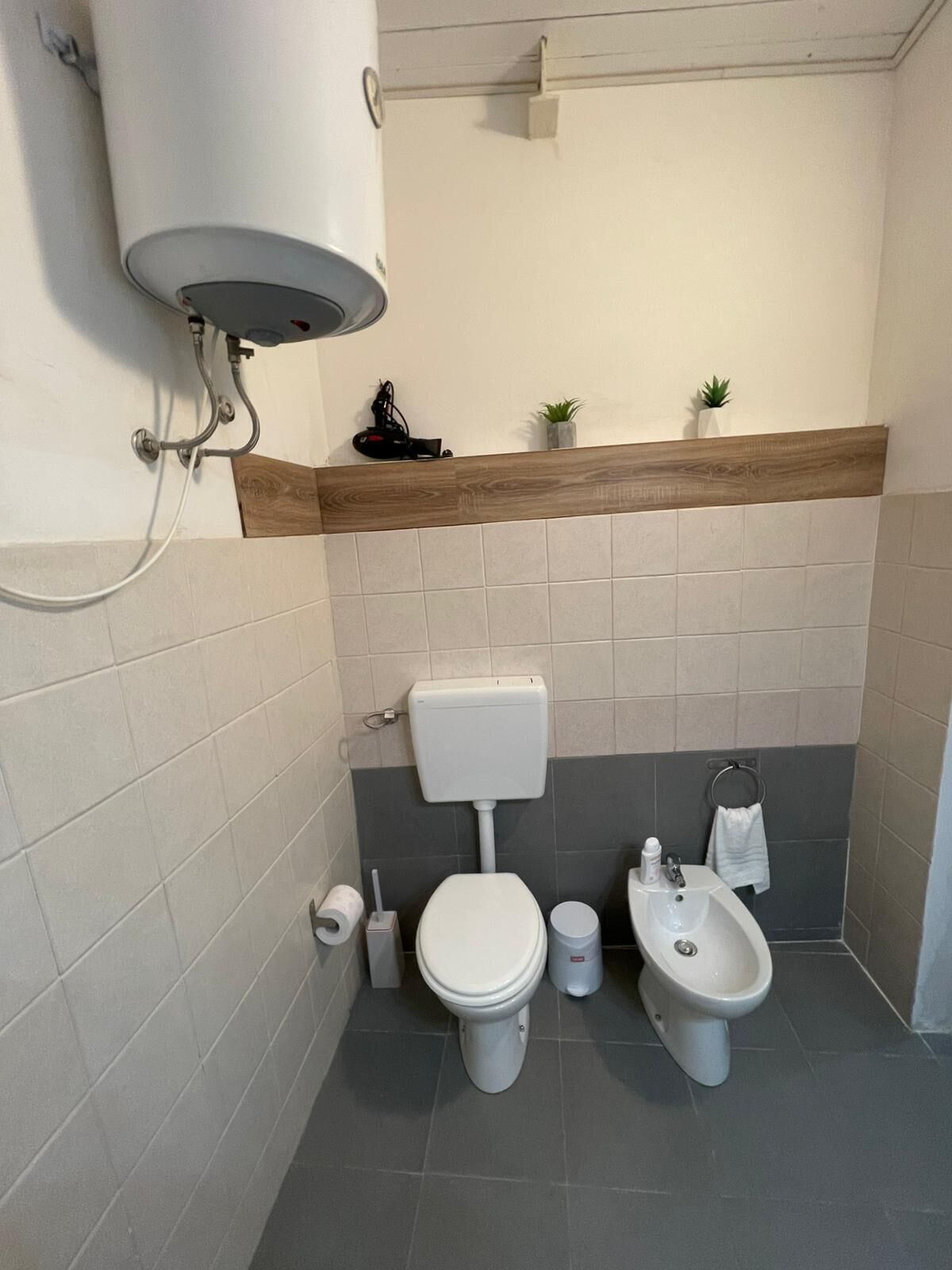 Ein kleines Badezimmer mit Toilette, Bidet und einem Handwaschbecken.