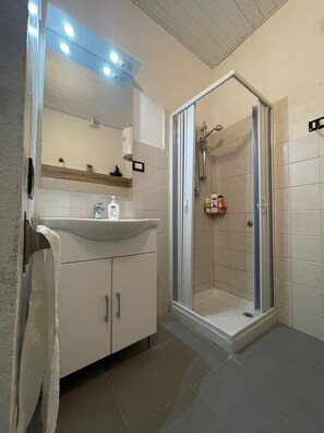Bruser, hårtørrer, bidet, håndklæder
