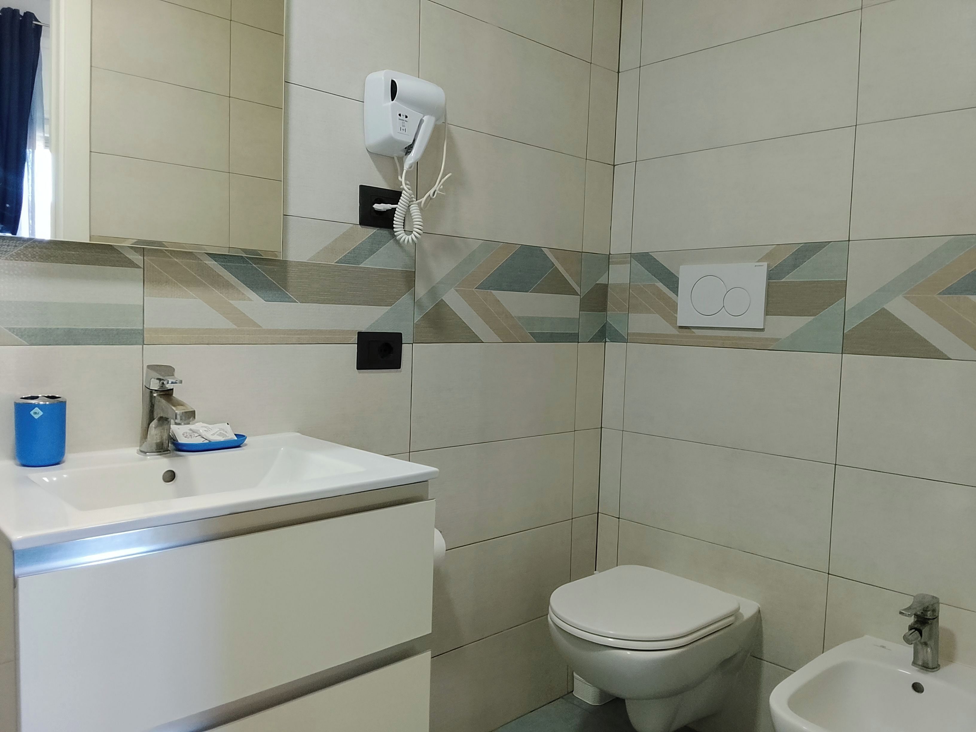 Douche, sèche-cheveux, bidet, serviettes fournies