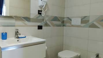 Douche, sèche-cheveux, bidet, serviettes fournies