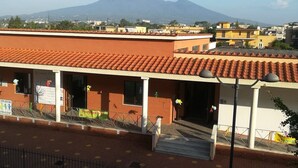 Un edificio con tetto in tegole e vista su una montagna sullo sfondo.