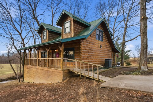 Cabin on the Hill Near Lake Cumberland w/Hot Tub