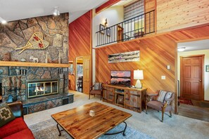 TV, fireplace, ping pong, books - Mountain Getaway w/ Hot Tub & Fireplace (Sisters)