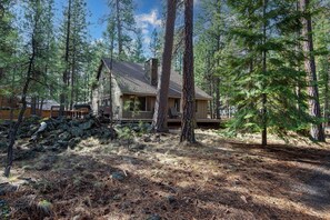 Exterior - Mountain Getaway w/ Hot Tub & Fireplace (Sisters)
