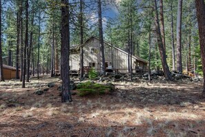 Exterior - Mountain Getaway w/ Hot Tub & Fireplace (Sisters)