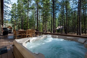 Outdoor dining - Mountain Getaway w/ Hot Tub & Fireplace (Sisters)