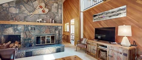 Televisión, chimenea, tenis de mesa y libros