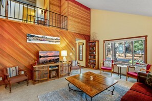 TV, fireplace, ping pong, books - Mountain Getaway w/ Hot Tub & Fireplace (Sisters)