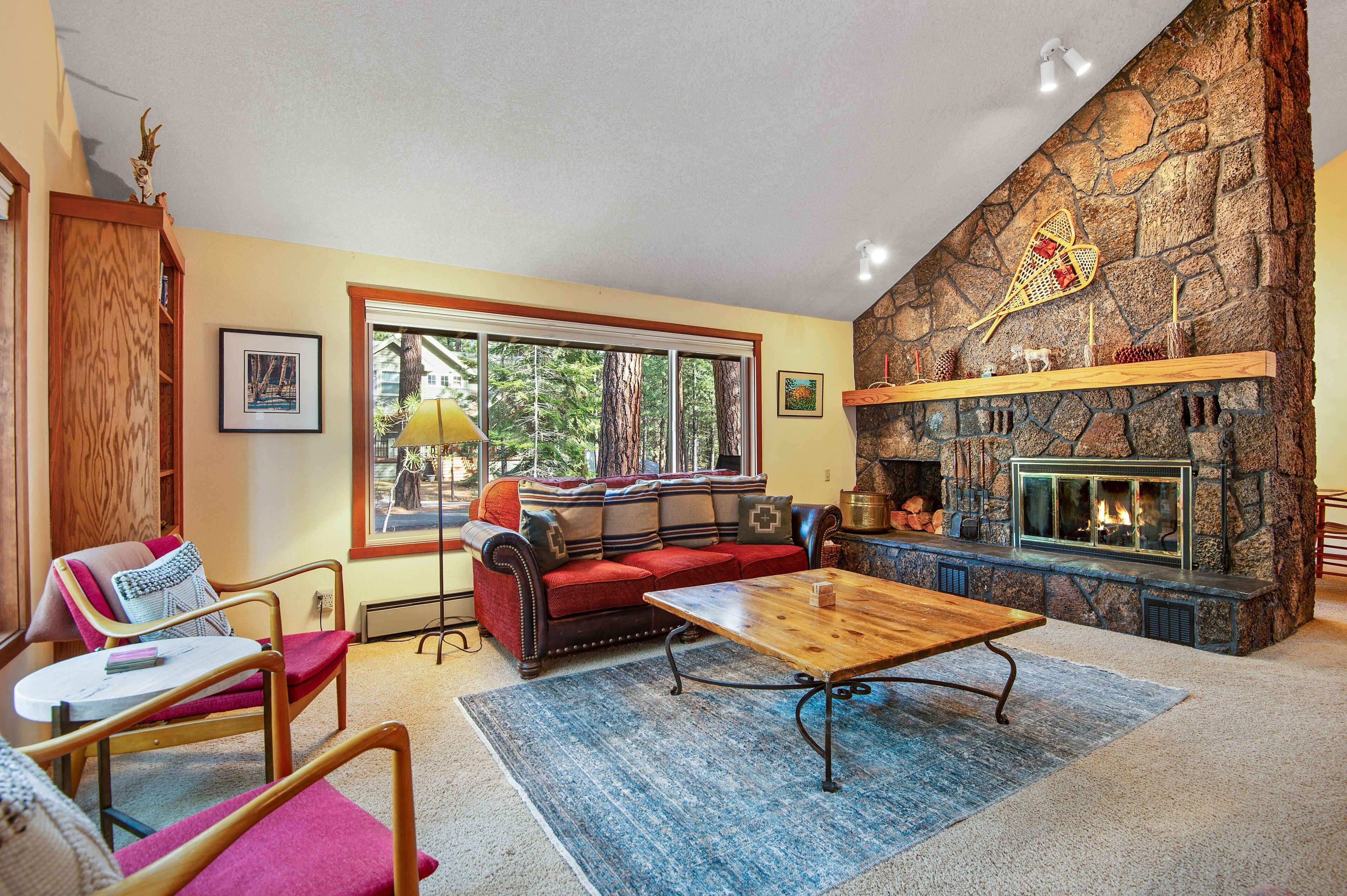 Téléviseur, foyer, table de ping-pong, livres