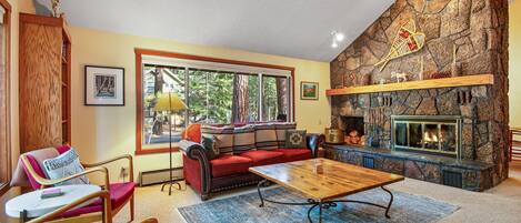 Téléviseur, foyer, table de ping-pong, livres