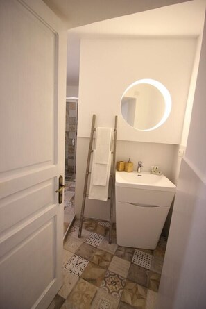 Unclassified image, 2 of 66, button - B and B De Medici (Tropea)