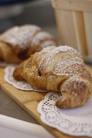 Unclassified image, 4 of 66, button - B and B De Medici (Tropea)