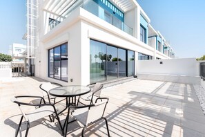 House - Stayshort - 6BR Villa in Damac Lagoons That Sleeps 11 (Dubai)