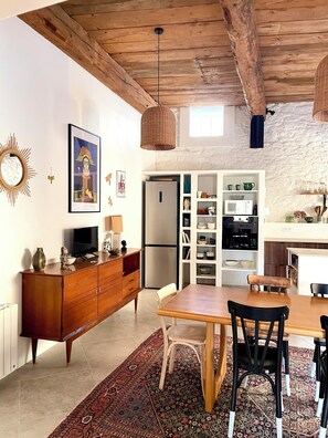 Dining - WINEGROWER'S HOUSE (Escales)