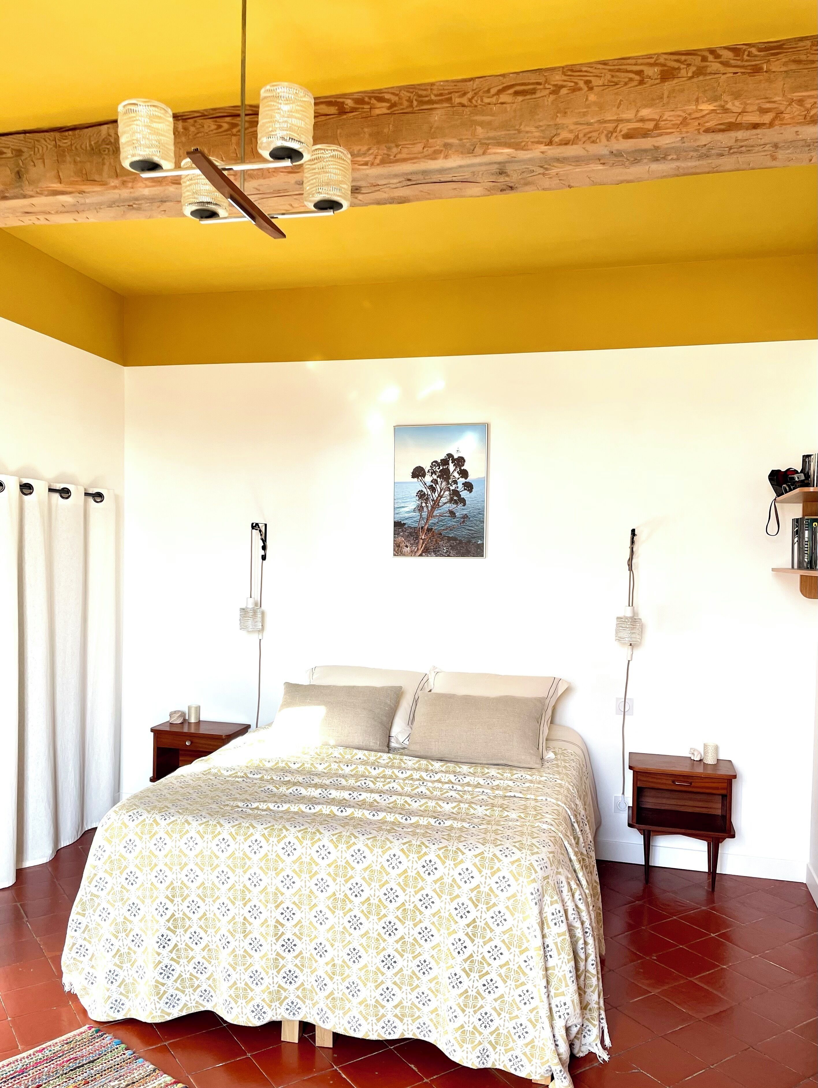 5 quartos, ferros/tábuas de passar roupa, acesso à internet