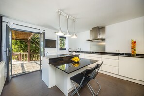 Fridge, microwave, oven, stovetop - Luxury Property with Spectacular Views – Villa La Casita (Campanet)