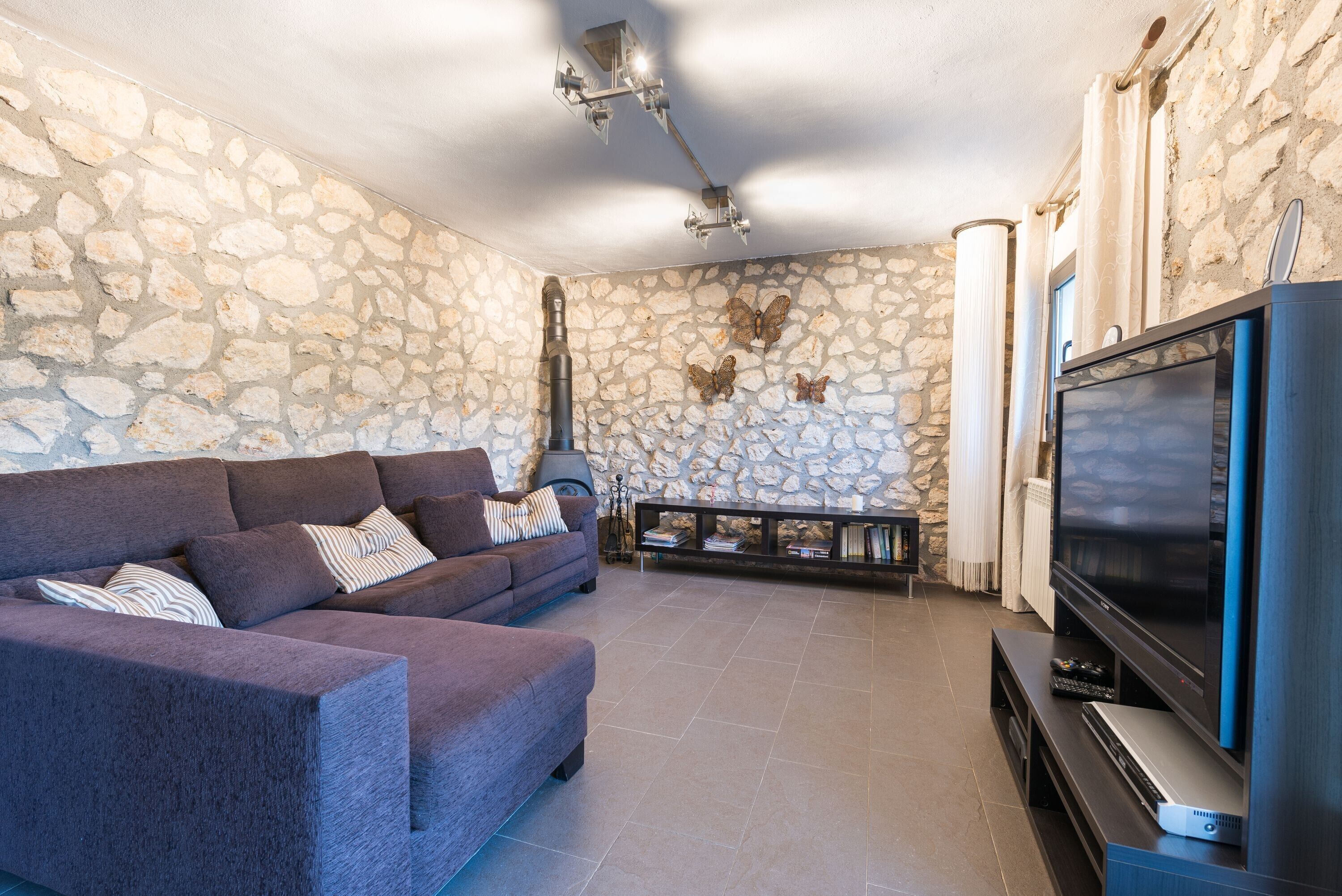 Tv, tv-spel, dvd-spelare och en stereo