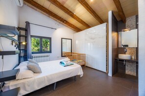 3 chambres, fer et planche à repasser, Wi-Fi, draps fournis