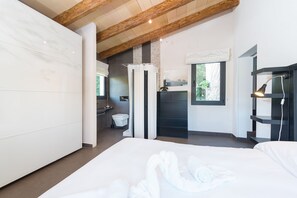 3 chambres, fer et planche à repasser, Wi-Fi, draps fournis