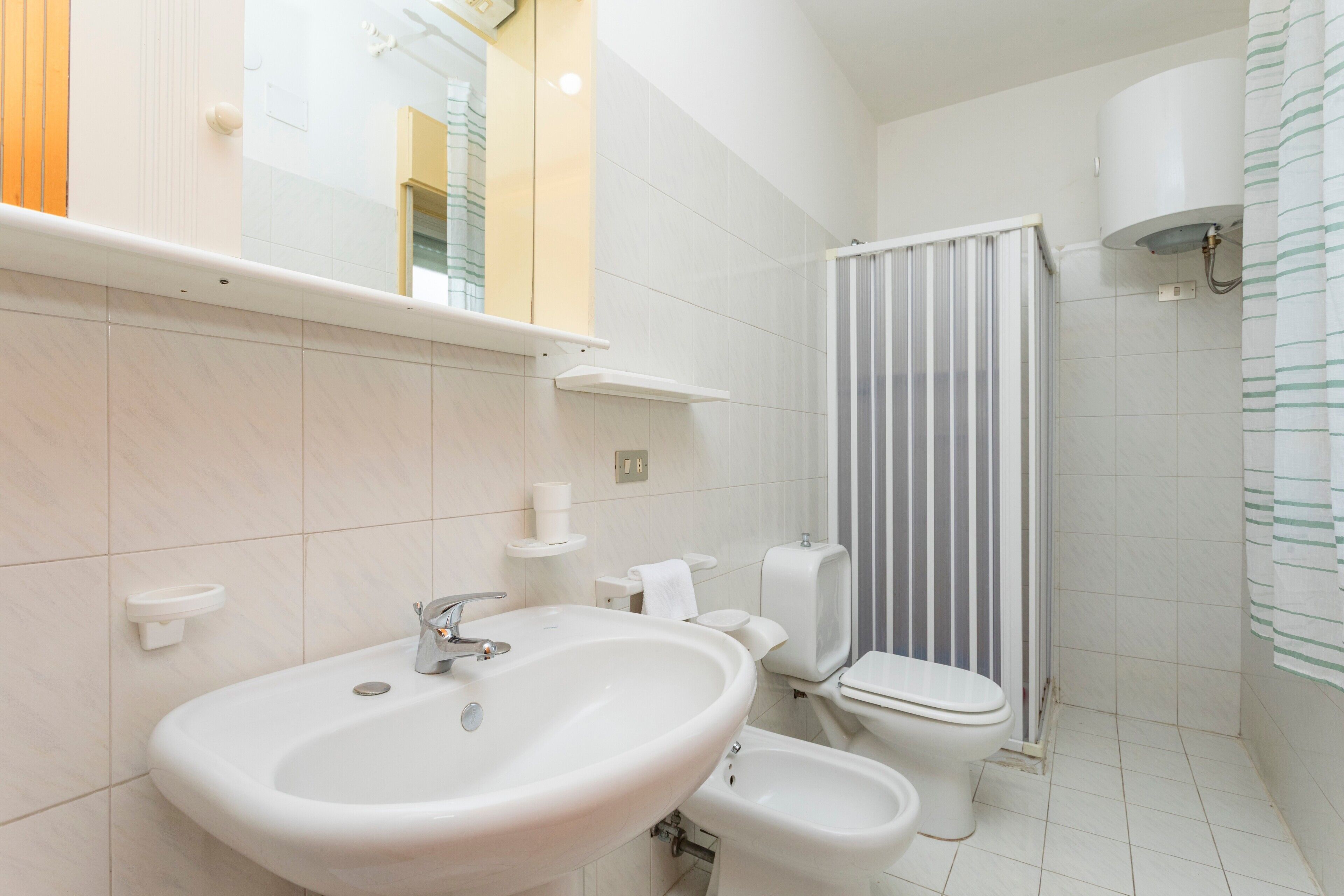 Douche, sèche-cheveux, serviettes fournies