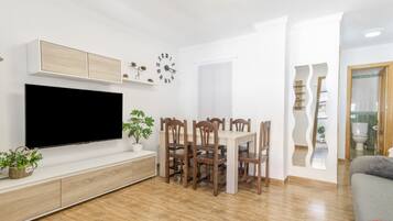 Televisión y chimenea