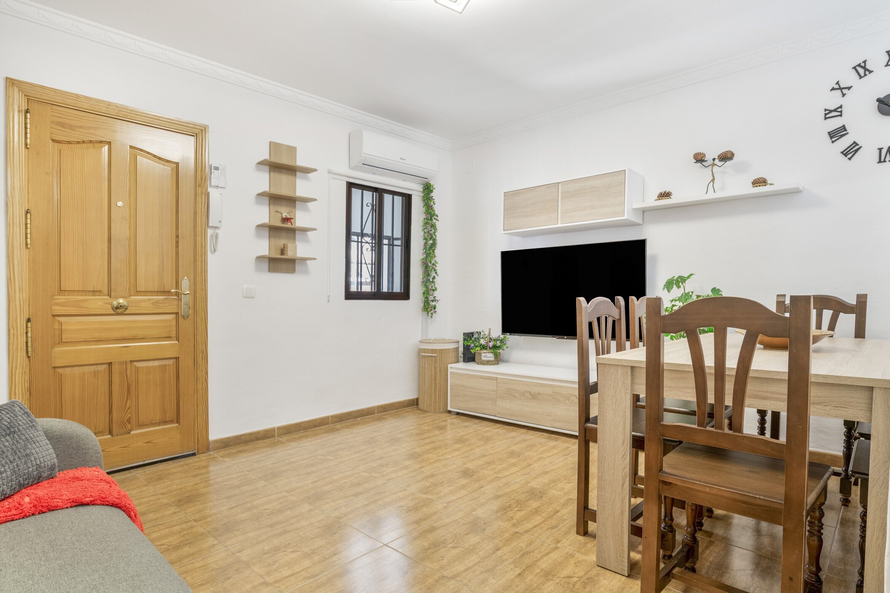 Televisión y chimenea 