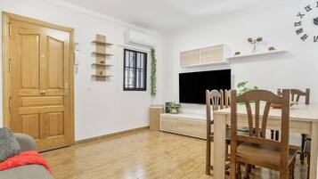 Televisión y chimenea