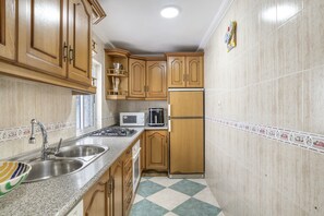 Kylskåp, mikrovågsugn, ugn och spishäll